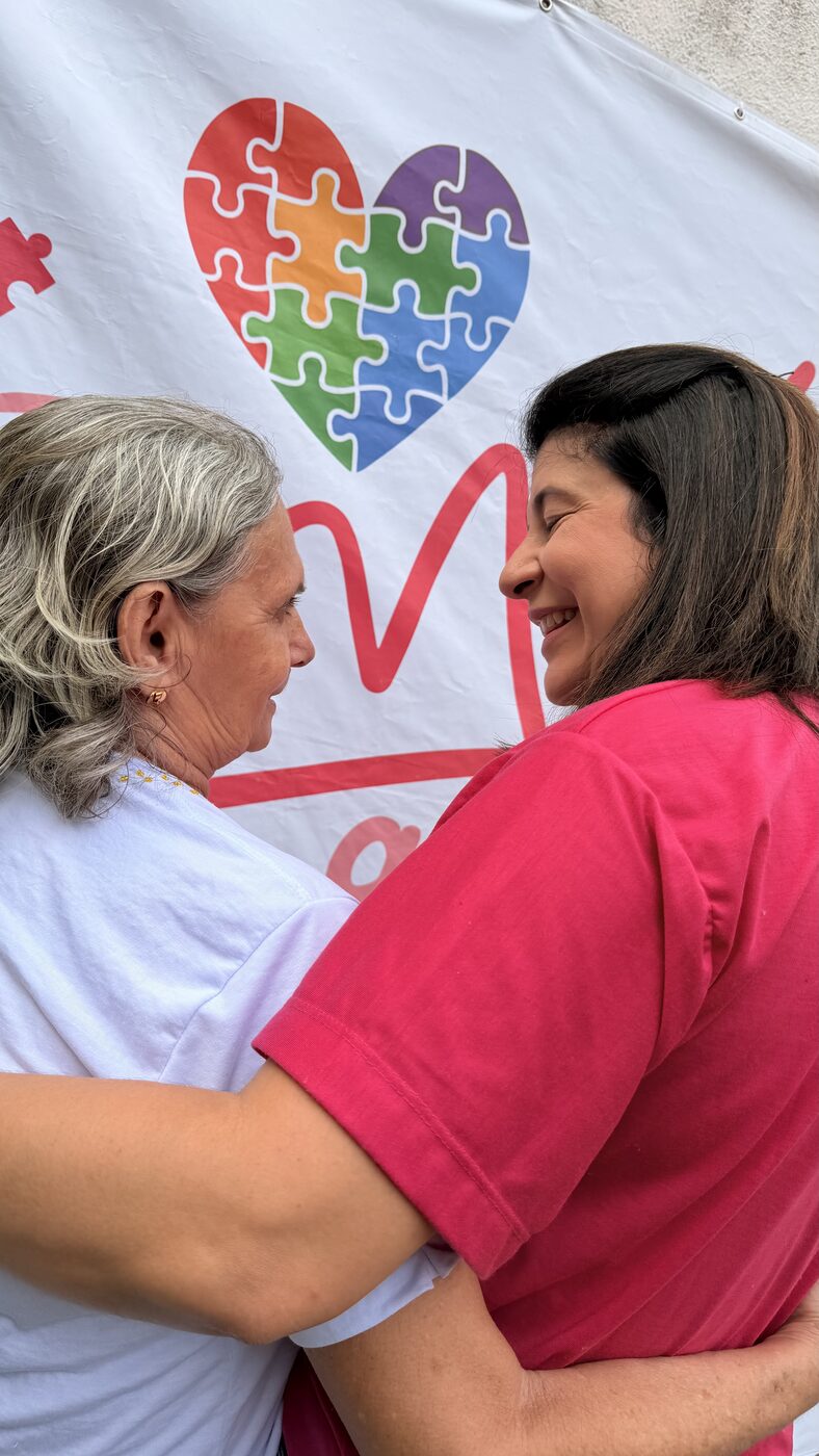 Carla Dickson abraçando mãe atípica em ação do Cuidar RN