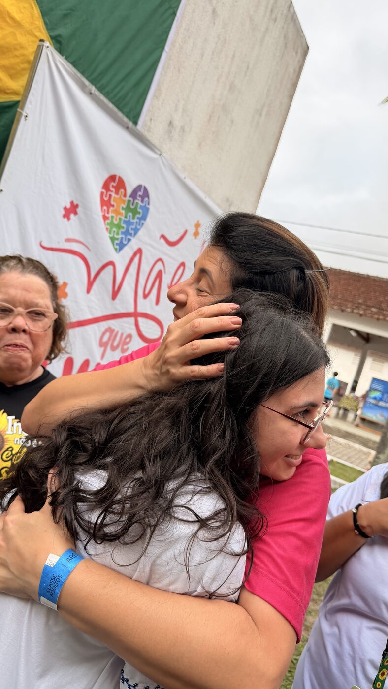 Carla Dickson com mães do projeto Mães que Ajudam