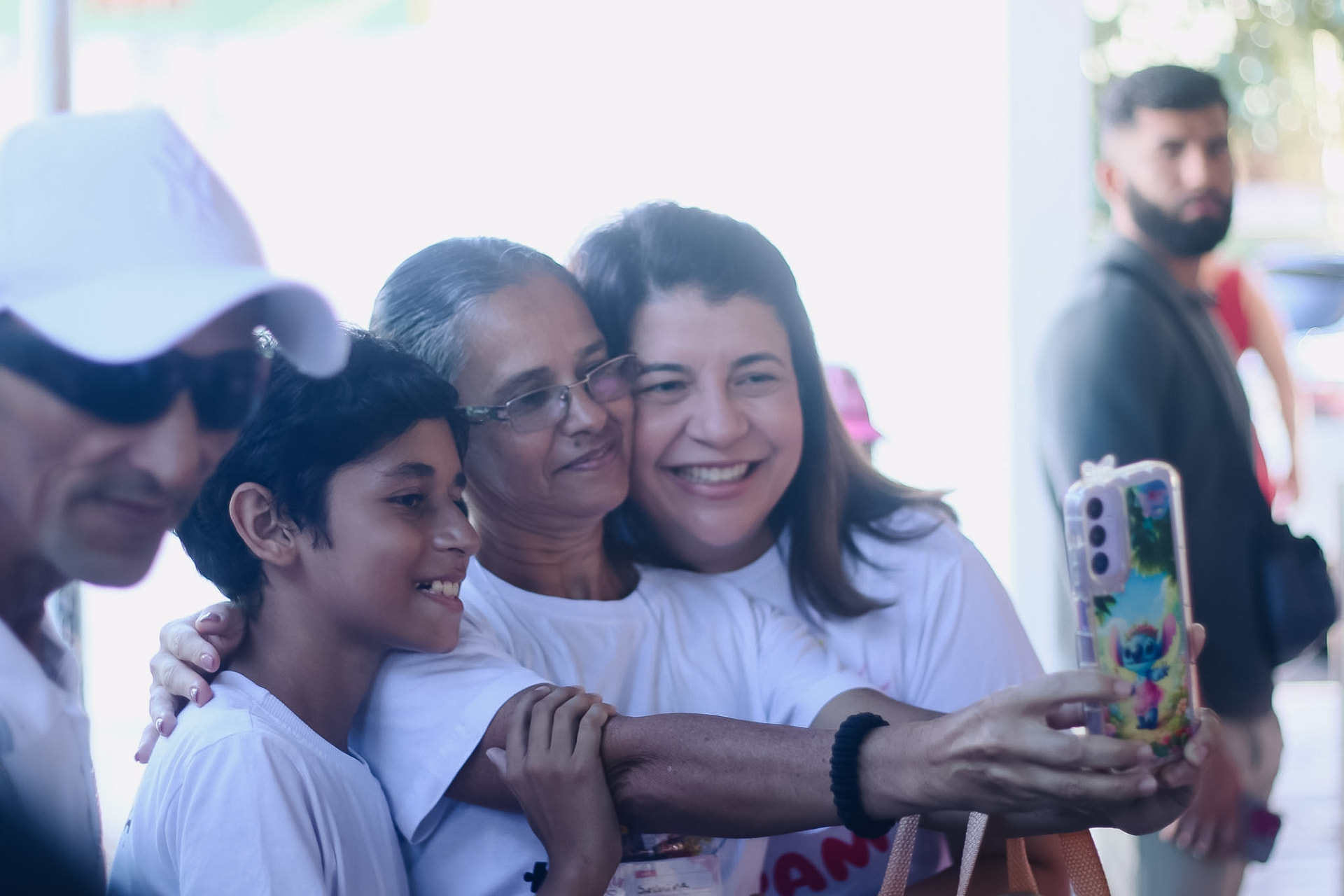 Carla Dickson tirando selfie com apoiadores